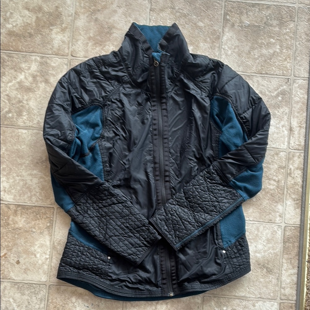 Women's Lululemon Run Jacket- black and teal- size 8